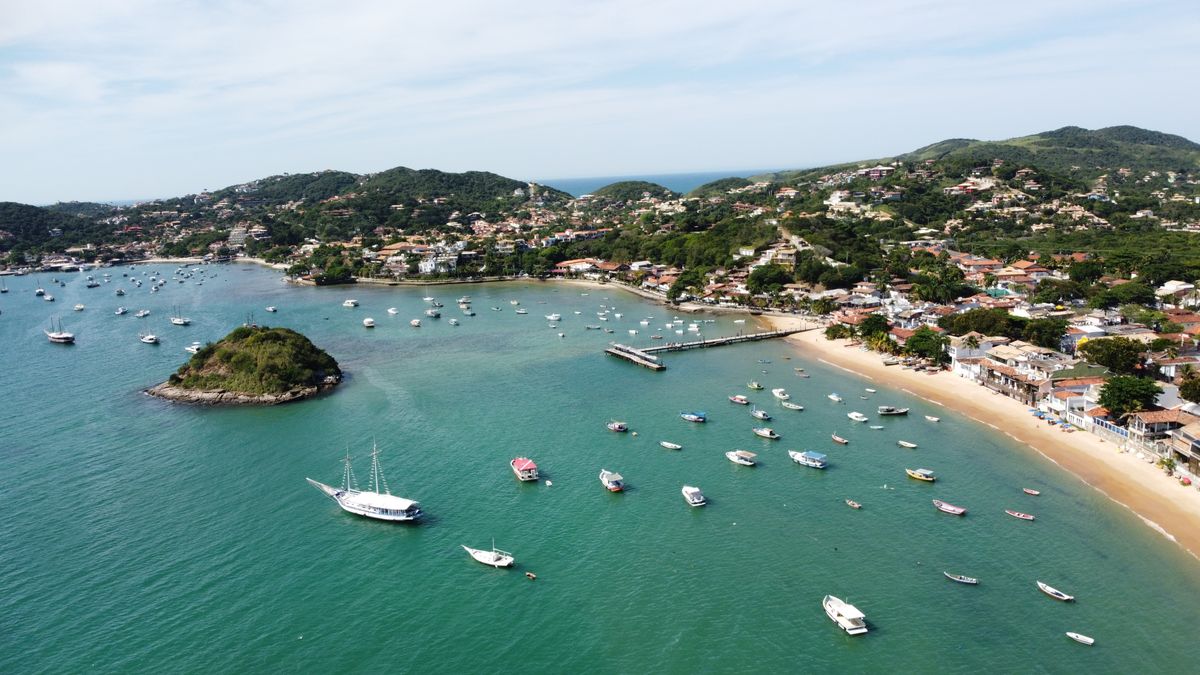 Barcos ancorados na baía de Búzios