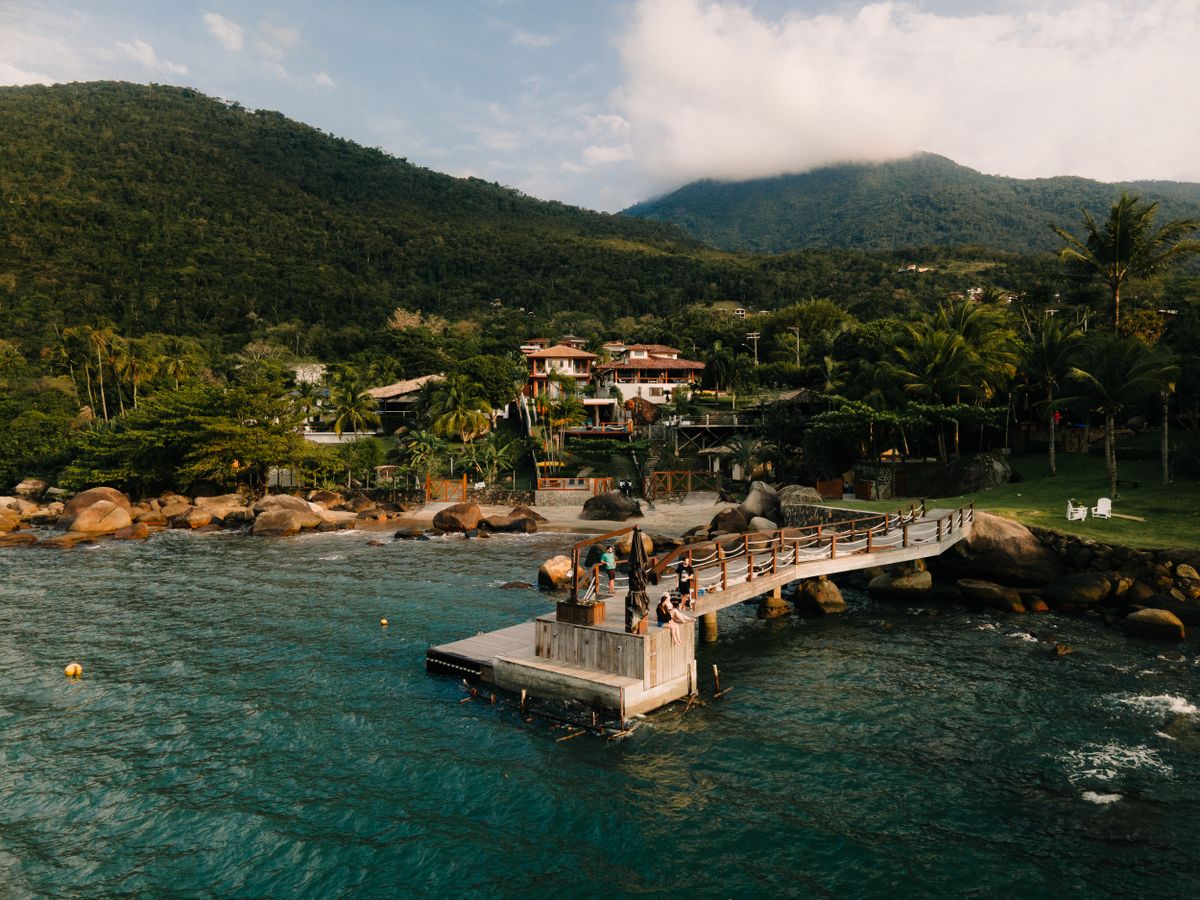 Píer de madeira e casas à beira-mar em Ilhabela