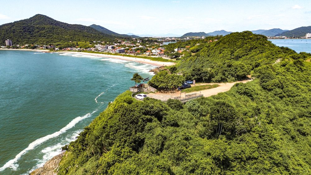 Praia e morros do litoral de Santa Catarina, perto de Itajaí